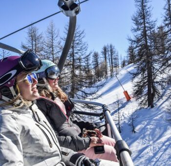 jeunes skieuses sur un télésiège