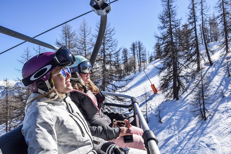 jeunes skieuses sur un télésiège