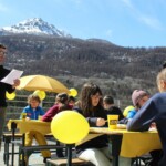 Dictée du Tour lue par Pierre Vaultier dans la cour de l'école de Saint-Chaffrey