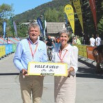 Bernard THEVENET remet le label Ville à Vélo du Tour de France à Corinne CHANFRAY